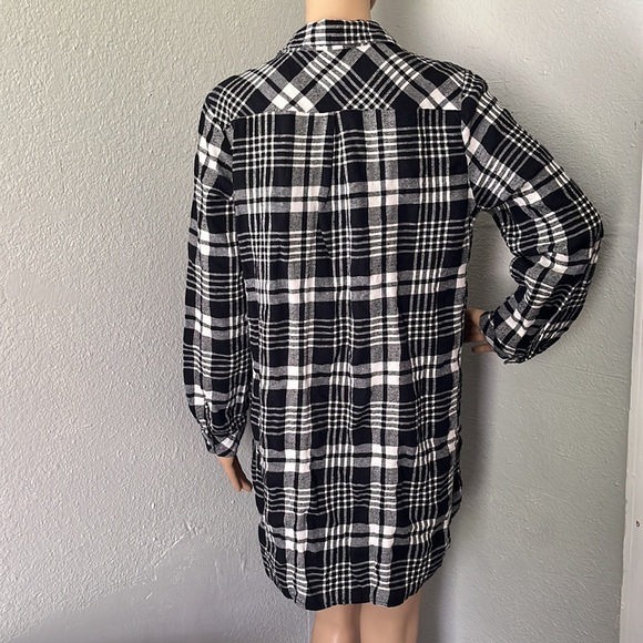 En Creme Plaid Dress - Picture 2 of 12